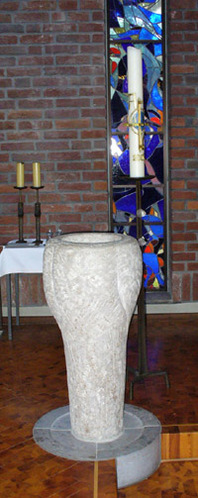 Taufstein mit Osterkerze in Maria Königin