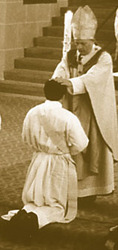 Der Bischof weiht den Priesteramtskandidaten Der Bischof weiht den Priesteramtskandidaten